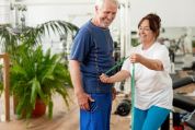 Älteres Paar im Fitnessstudio mit Massband in der Hand Älteres Paar im Fitnessstudio mit Massband in der Hand